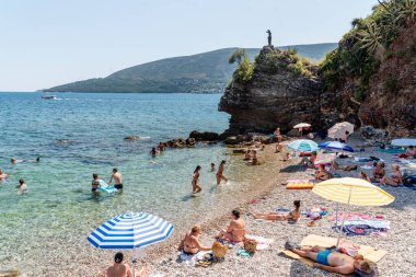Herceg Novi, Karadağ, 22 Haziran 2025, İnsanlar plajda dinleniyor ve Adriyatik Denizi 'nde yüzüyor