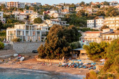 Utjeha, Karadağ, 22 Ağustos 2025, İnsanlar plajda dinleniyor ve Adriyatik Denizi 'nde yüzüyorlar