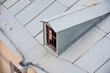 Banliyöde bir apartman mahallesi, dışarıdan çatı manzarası ve yukarıdan çatı penceresi.