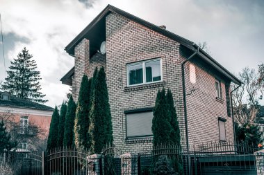 Banliyöde küçük bir ev kulübesi. Mahallenin dışında.