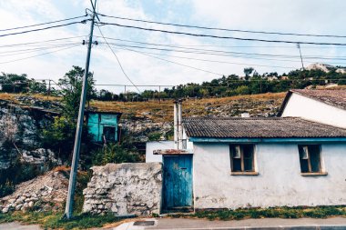 Banliyöde küçük bir ev kulübesi. Mahallenin dışında.