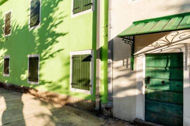 Mahalledeki küçük bir yerleşim yerine giriş kapısı, caddenin dışındaki binanın dışı.