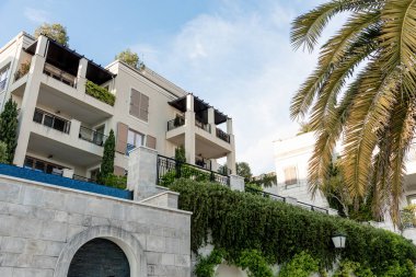 Modern çok katlı şehir evi apartman dairesi, dış bina.