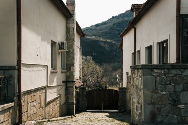 Banliyöde küçük bir ev kulübesi. Mahallenin dışında.