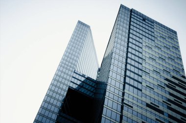 Şehir merkezindeki cam gibi çok katlı gökdelenler.