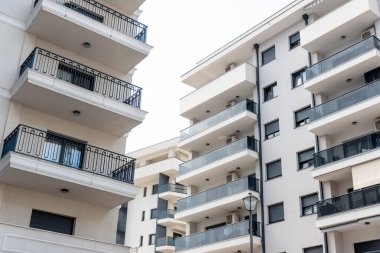 Şehrin banliyösünde çok katlı bir bina. Güneşli bir yaz gününün arka planında bir ev.