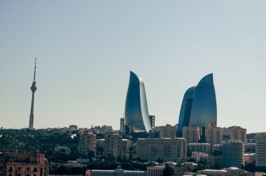 Bakü, Azerbaycan, 20 Ağustos 2016, Alev kuleleri, büyük bir şehrin merkezinde yüksek mavi gökdelenler, arka plan bulutlu gökyüzü