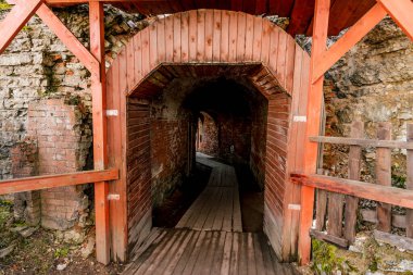 Eski taş bir kalenin içindeki koridor, tahkimat, şehrin tarihi mirası.