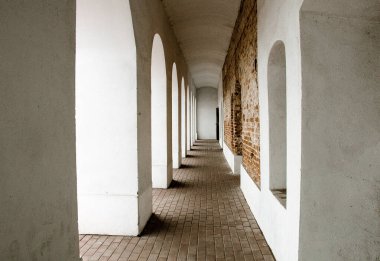 Vyborg şehrinin mirası olan eski bir taş kalenin içindeki koridor.