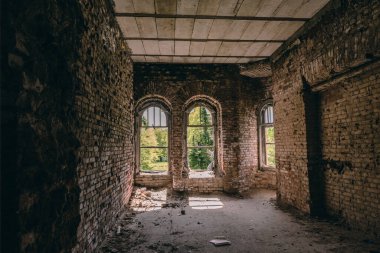 Eski kasabadaki kaleler, eski taş yapılar, müstahkem yapılar.