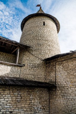 Eski kasabadaki Pskov Kalesi, eski taş simgesi, kale inşaatı.