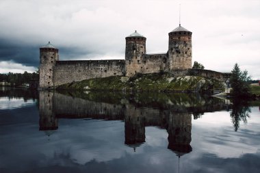 Savonlinna, Finlandiya, 15 Haziran 2019, eski kasabadaki kale, eski taş yapılar, müstahkem yapılar.