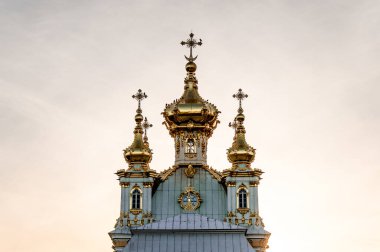 Kubbe ve Hıristiyan Haçı ile Ortodoks Kilisesi, Dini Bina inananlarının duaları, Peterhof