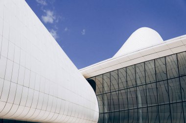 Bakü, Azerbaycan, 29 Ağustos 2016, Heydar Aliyev Merkezi olağandışı müze kompleksi, modern mimarinin ön cephesi