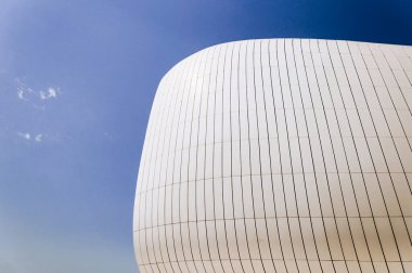 Bakü, Azerbaycan, 29 Ağustos 2016, Heydar Aliyev Merkezi olağandışı müze kompleksi, modern mimarinin ön cephesi