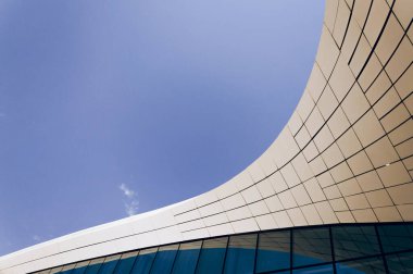 Bakü, Azerbaycan, 29 Ağustos 2016, Heydar Aliyev Merkezi olağandışı müze kompleksi, modern mimarinin ön cephesi