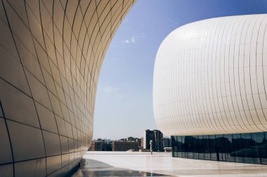 Bakü, Azerbaycan, 29 Ağustos 2016, Heydar Aliyev Merkezi olağandışı müze kompleksi, modern mimarinin ön cephesi