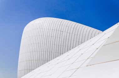 Bakü, Azerbaycan, 29 Ağustos 2016, Heydar Aliyev Merkezi olağandışı müze kompleksi, modern mimarinin ön cephesi