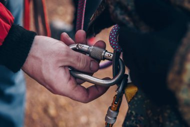 Tırmanış ekipmanları hazırlayan dağcı için ipte düğüm atan dağcı.