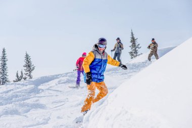 Sheregesh, Sibirya, 6 Ocak 2018, Snowboardcu kayakçı kayak pistinde kayıyor, kayak merkezinde dinleniyor, ekstrem sporlar yapıyor.