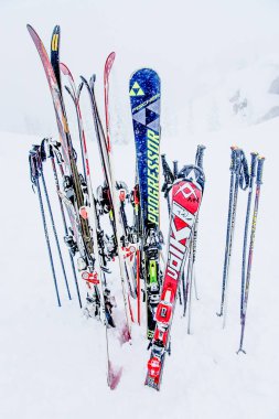 Sheregesh, Sibirya, 6 Ocak 2018, kayak ekipmanları kış günü kar yığınına sıkışmış.