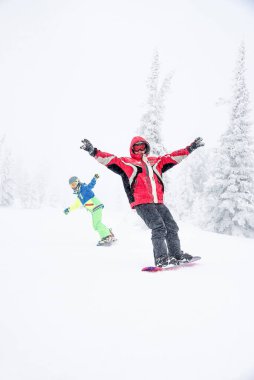 Sheregesh, Sibirya, 7 Ocak 2018, Snowboardcu kayakçı kayak pistinde kayıyor, kayak merkezinde dinleniyor, ekstrem sporlar yapıyor.