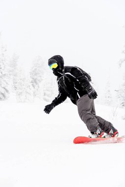 Sheregesh, Sibirya, 7 Ocak 2018, Snowboardcu kayakçı kayak pistinde kayıyor, kayak merkezinde dinleniyor, ekstrem sporlar yapıyor.