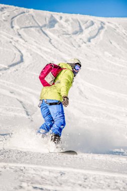 Sheregesh, Sibirya, 7 Ocak 2018, Snowboardcu kayakçı kayak pistinde kayıyor, kayak merkezinde dinleniyor, ekstrem sporlar yapıyor.