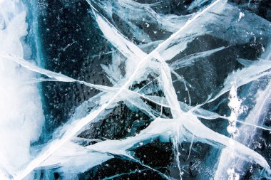 Derin mavi buz dokusu, Baykal Gölü kışın donmuş su, buzlu duvar kağıdı arka plan, yüzeyde beyaz kar