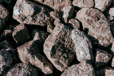 Çatlaklı doğal taş dokusu, bitki örtüsü ve kir, doku arka plan tasarımı