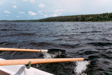 Turistler, Rusya 'nın Karelia kentindeki Ladoga Gölü göletinde tahta sandallarda yelken açarlar.