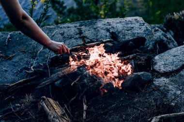 Turist kampında kamp ateşi, hafta sonu tatilinde yürüyüş, yangın alevi.