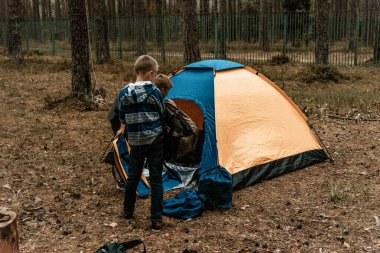 Sortavala, Karelia, 23 Mayıs 2020, Çocuk Kampçıları Ormanın Dışında Çadır Kuruyor