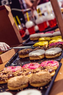 Çörekler mağazanın tezgahında, sokak yemekleri festival yemeklerinde satılıyor.