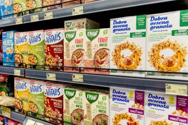 Bar, Karadağ, 17 Mayıs 2025, Mısır gevreği ve lapa süpermarket raflarındaki karton kutularda