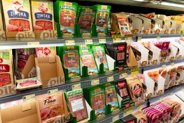 Bar, Karadağ, 17 Mayıs 2025, Sosisli sucuk süpermarkette rafta.