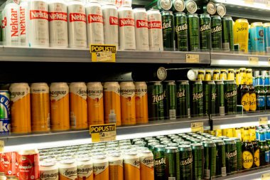 Bar, Karadağ, 17 Mayıs 2025, Markette çeşitli alkollü biralar ve cam şişelerle ayakta durun