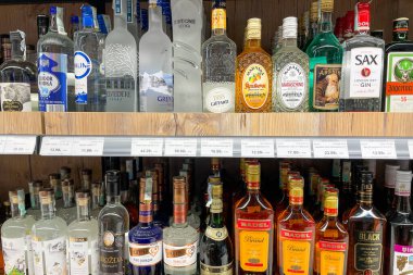Bar, Karadağ, 17 Ekim 2025, süpermarkette alkollü içecekler