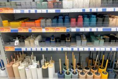 Bar, Karadağ, 17 Ekim 2025, Banyo aletleri ve konteynırlar süpermarket