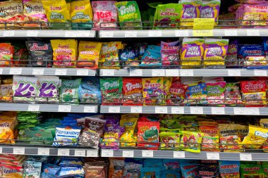 Bar, Karadağ, 17 Ekim 2025, Marmelatlı sufle şekerlemeleri süpermarketin rafında atıştırmalıklar