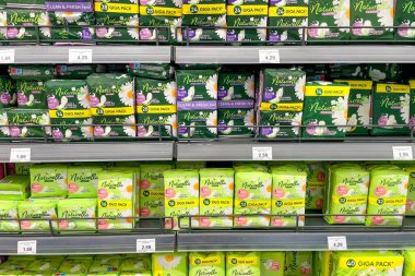 Bar, Karadağ, 17 Ekim 2025, süpermarket raflarında Naturella kadın pedleri