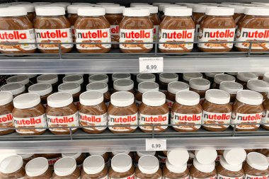 Bar, Karadağ, 17 Ekim 2025, raftaki süpermarkete serpilmiş Nutella çikolatası