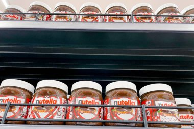 Bar, Karadağ, 17 Ekim 2025, raftaki süpermarkete serpilmiş Nutella çikolatası