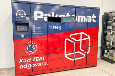 Bar, Karadağ, 17 Ekim 2025, Paketomat paket ve posta alma makinesi
