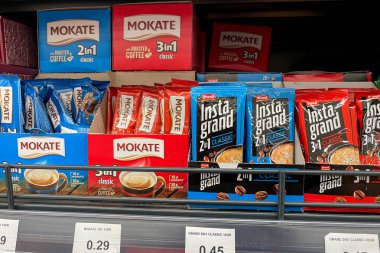 Bar, Karadağ, 17 Ekim 2025, Süpermarket rafında çeşitli kahve içecekler