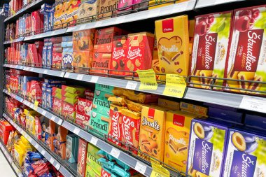 Bar, Karadağ, 17 Ekim 2025, Süpermarketin rafında çeşitli tatlı atıştırmalıkları