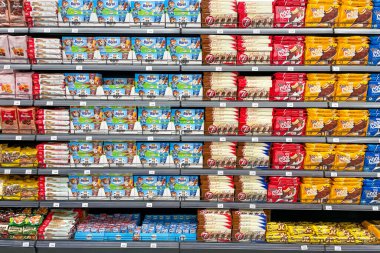 Bar, Karadağ, 17 Ekim 2025, Süpermarketin rafında çeşitli tatlı atıştırmalıkları
