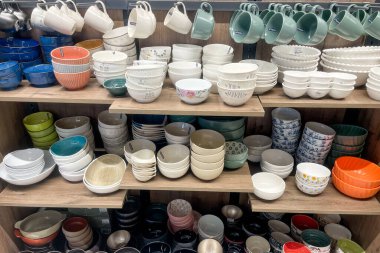 Bar, Karadağ, 17 Ekim 2025, Marketin rafında çeşitli sofra eşyaları