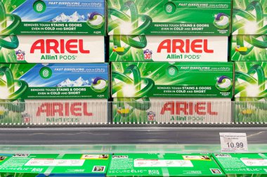 Bar, Karadağ, 2 Ekim 2025, Ariel süpermarkette çamaşır tozu