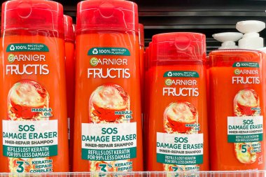 Bar, Karadağ, 2 Ekim 2025, Fructis şampuan rafı süpermarket kozmetik bölümünde